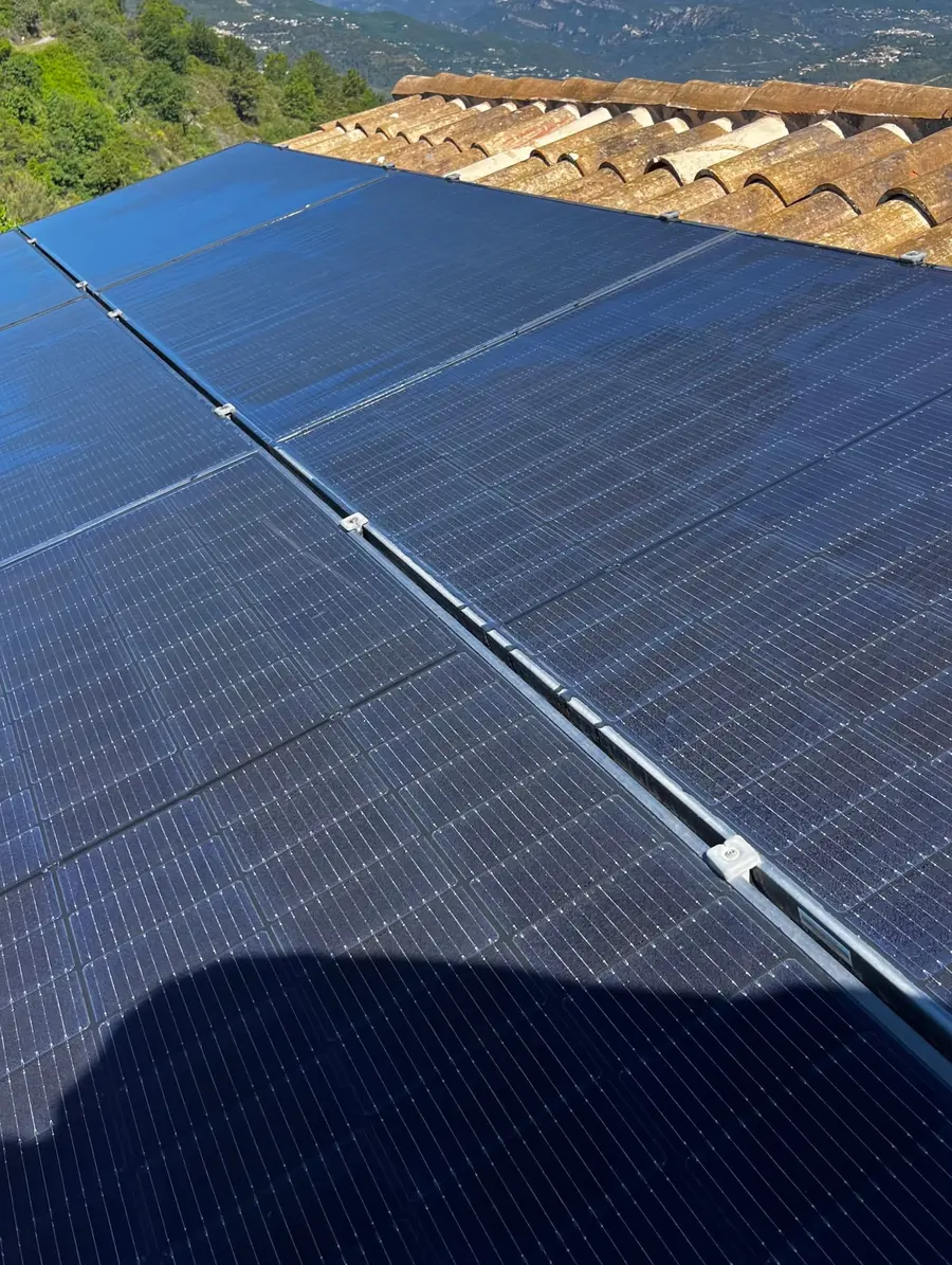 Panneaux solaires nettoyés par Le Vitrier dans le Gard